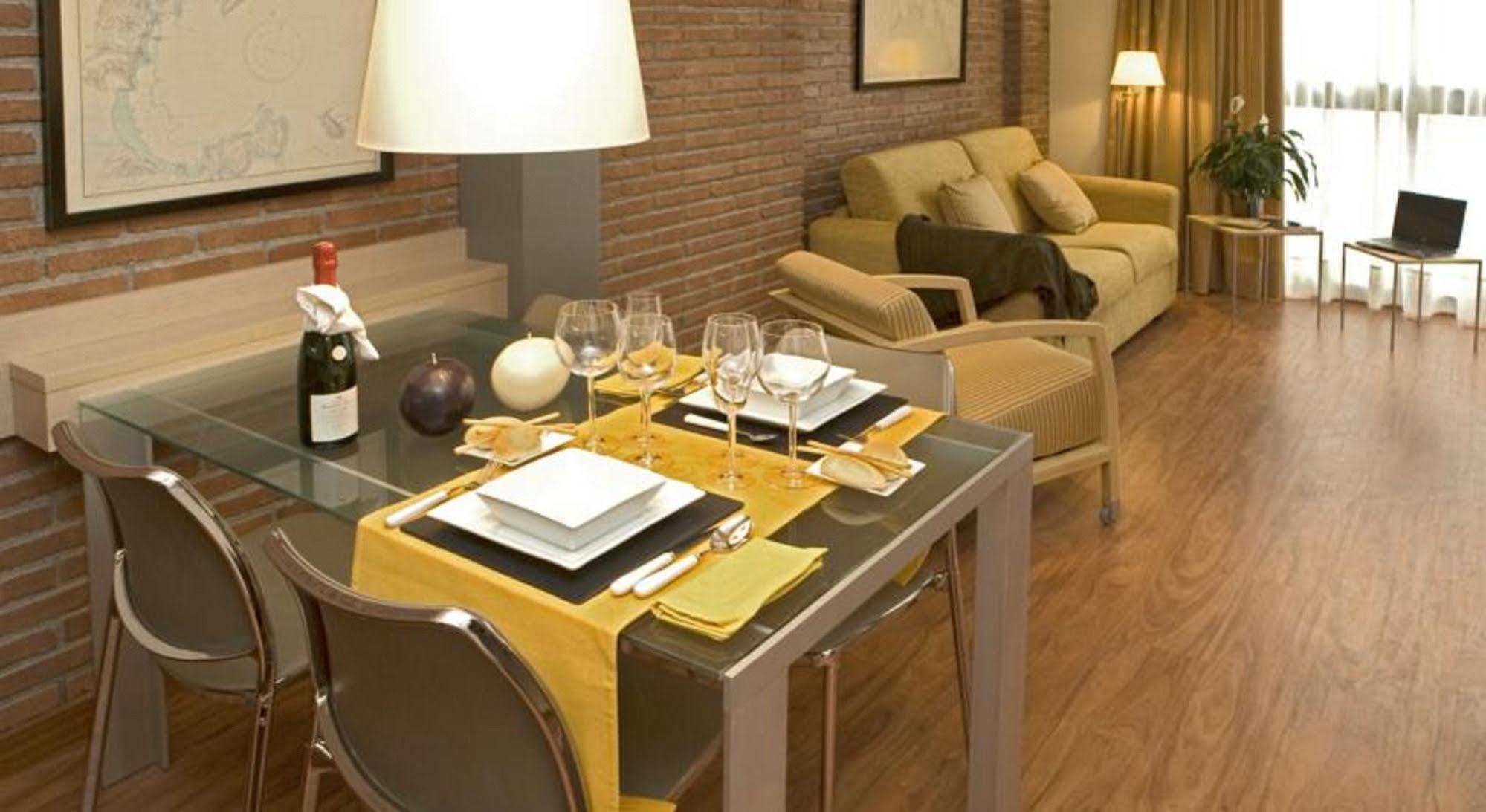 Serennia Cest Apartamentos Arc De Triomf 바르셀로나 외부 사진